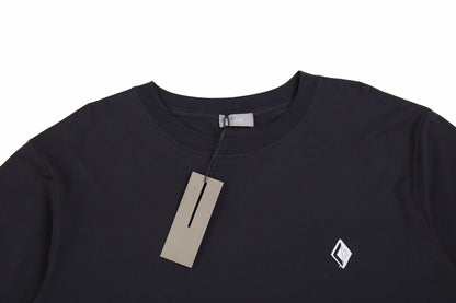 Camiseta Dior con logo minimalista