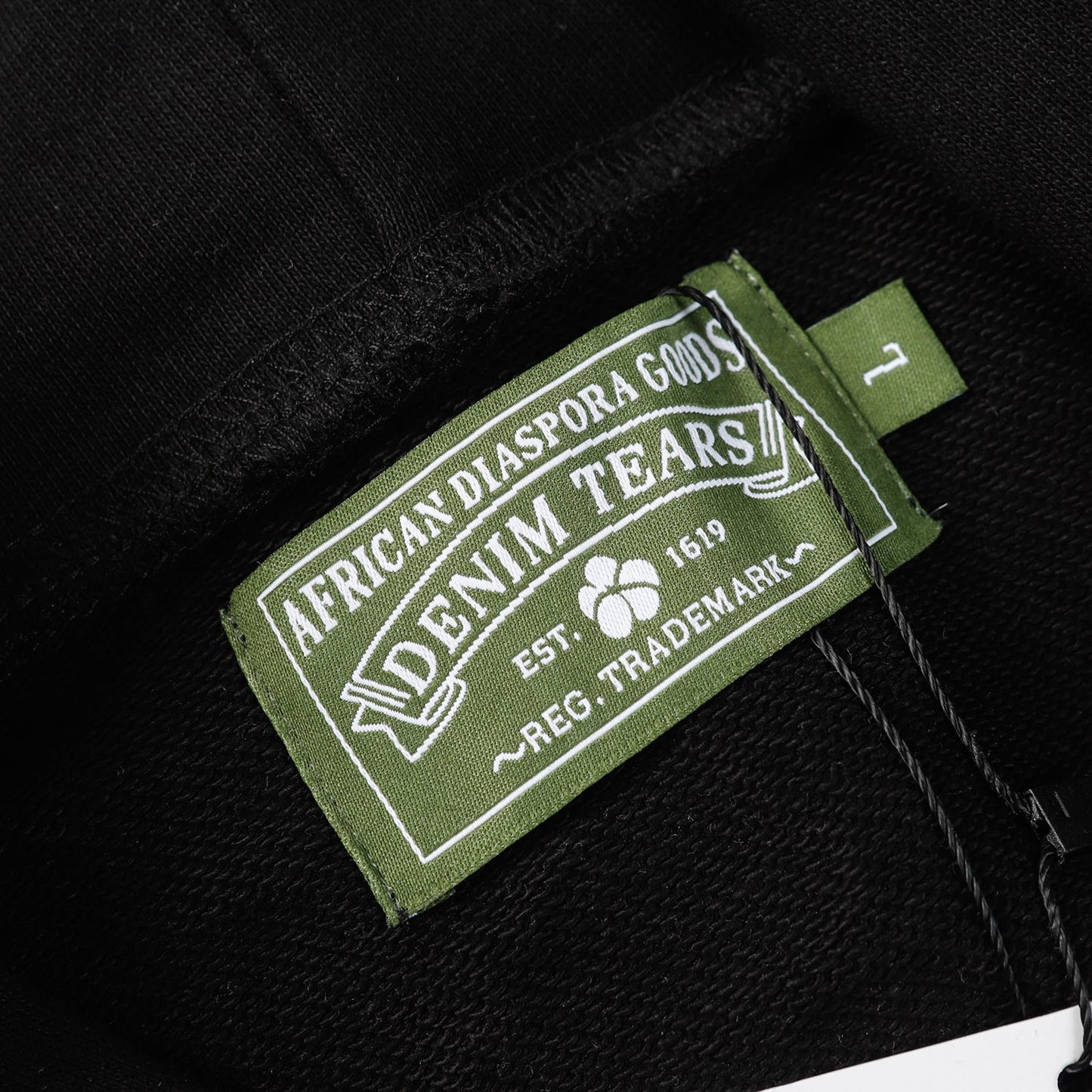 Sudadera con capucha y corona de algodón con lágrimas de mezclilla, color negro