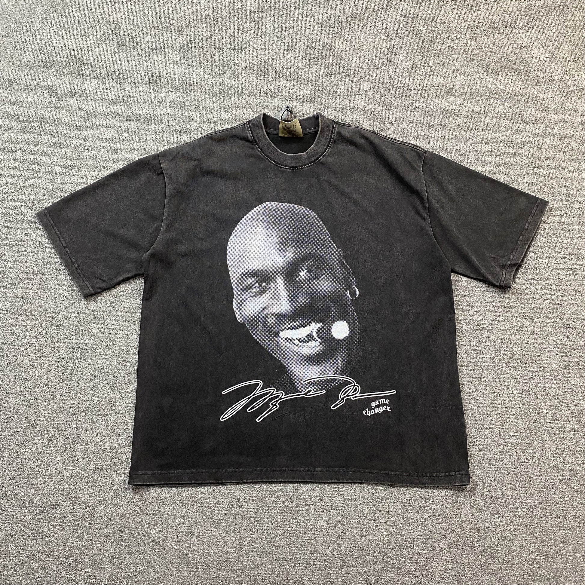 MICHAEL Jordan Vintage Graphic Tee Dark T-Shirt - Grey Unisex Streetwear Limited Edition - The MICHAEL JORDAN VINTAGE GRAPHIC TEE DARK GREY - REPLICA is a must-have for basketball
