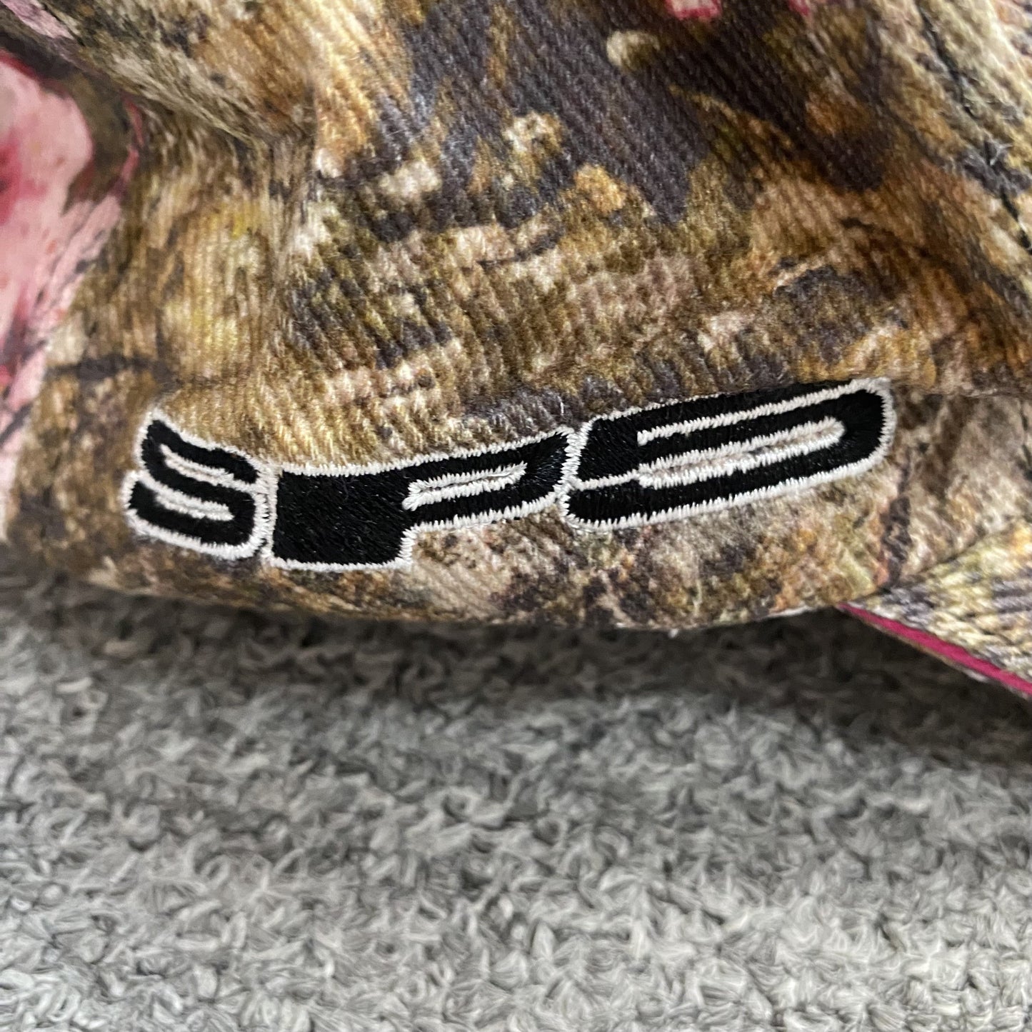 SP5DER BLUE LOGO CAP REAL TREE CAMO - close up - replica sneakers
