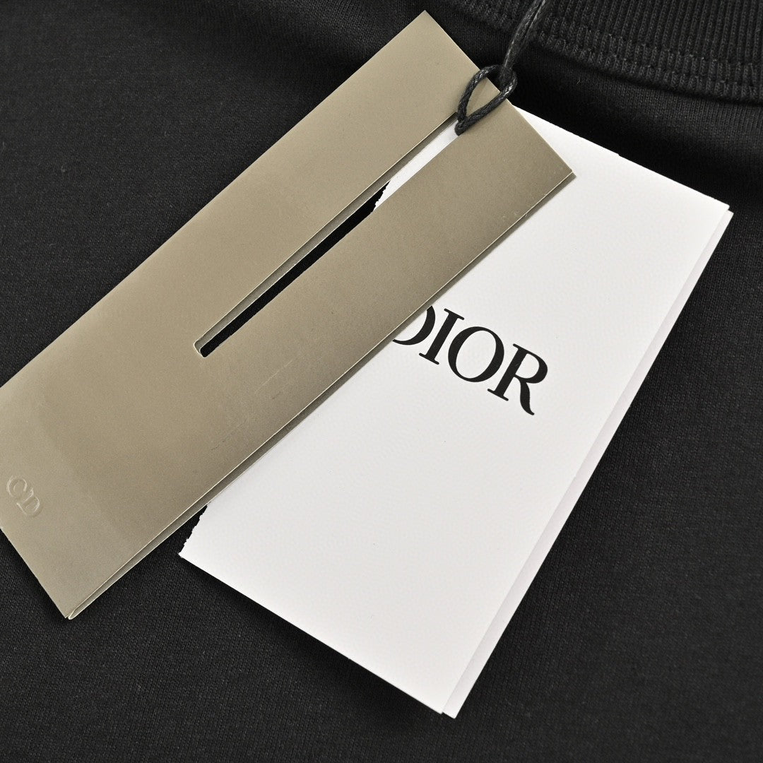 Camiseta Dior - Logotipo vertical multicolor