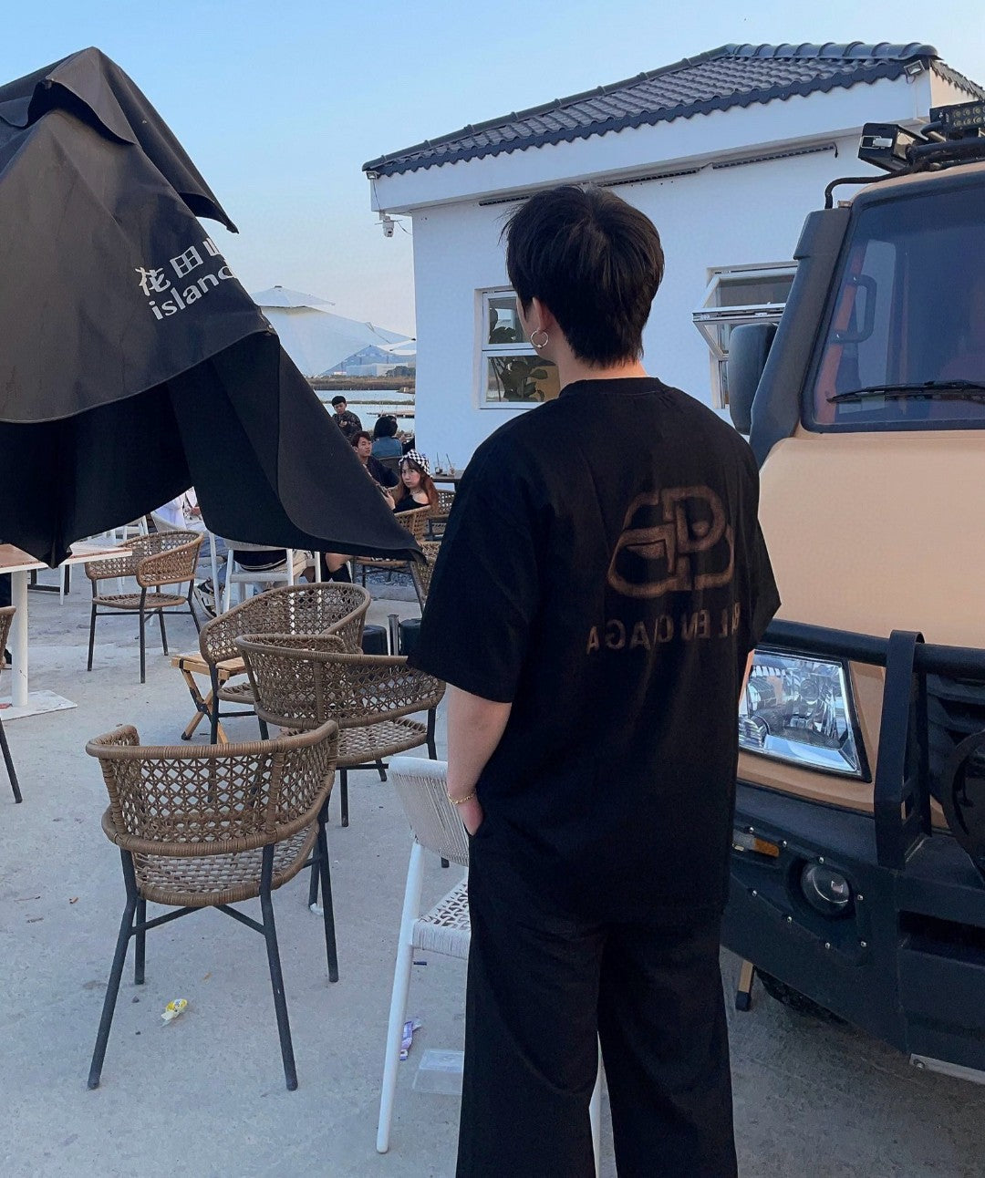 Camiseta Balenciaga - Logotipo monocromático