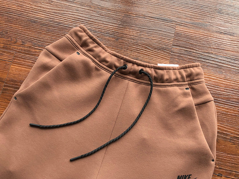 PANTALONES NIKE TECH FLEECE x MARRÓN ARQUEO