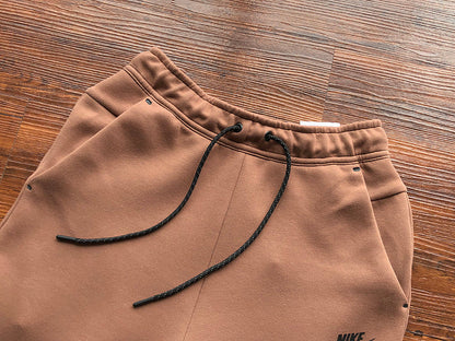 PANTALONES NIKE TECH FLEECE x MARRÓN ARQUEO