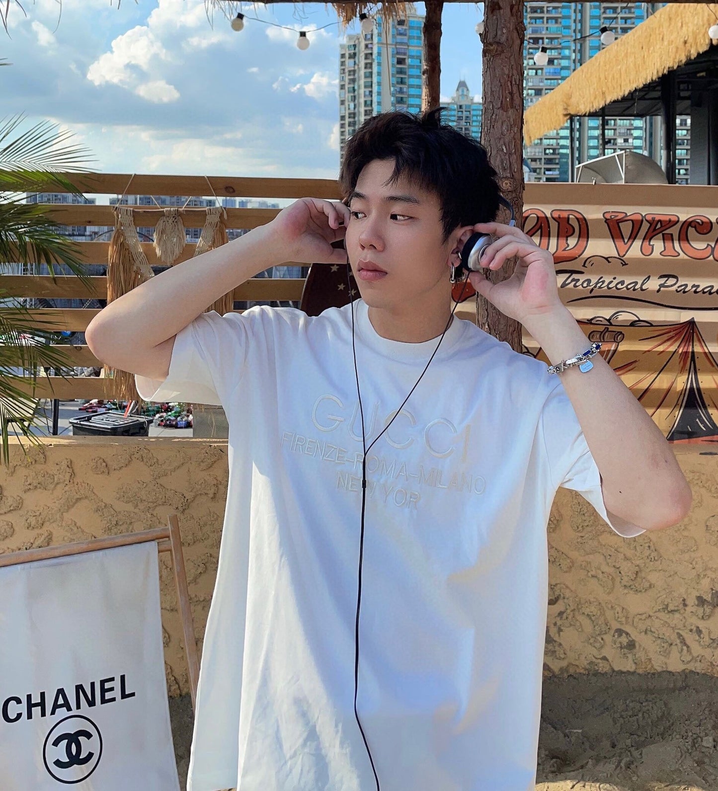 Camiseta Gucci con ciudades bordadas