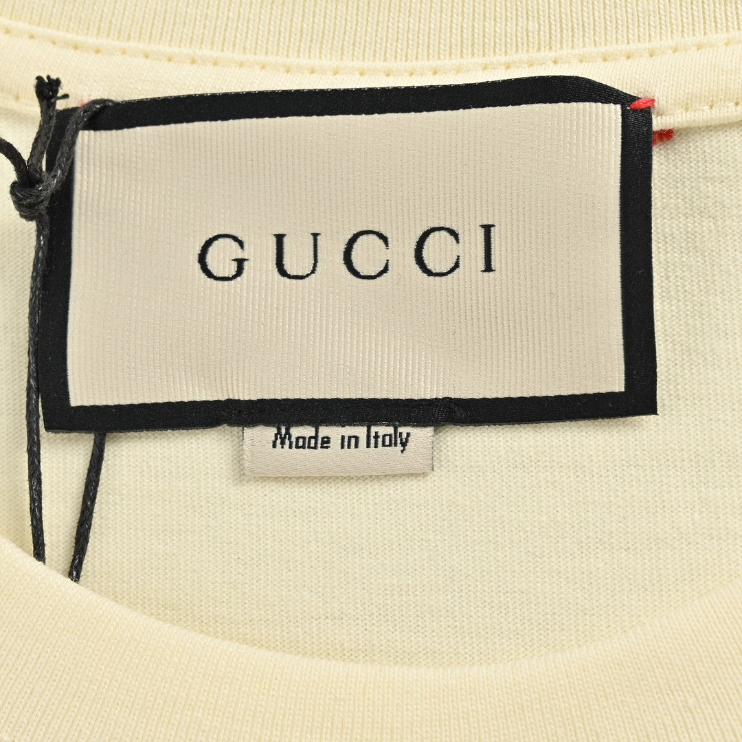Camiseta color crema con logo GG entrelazado de Gucci.