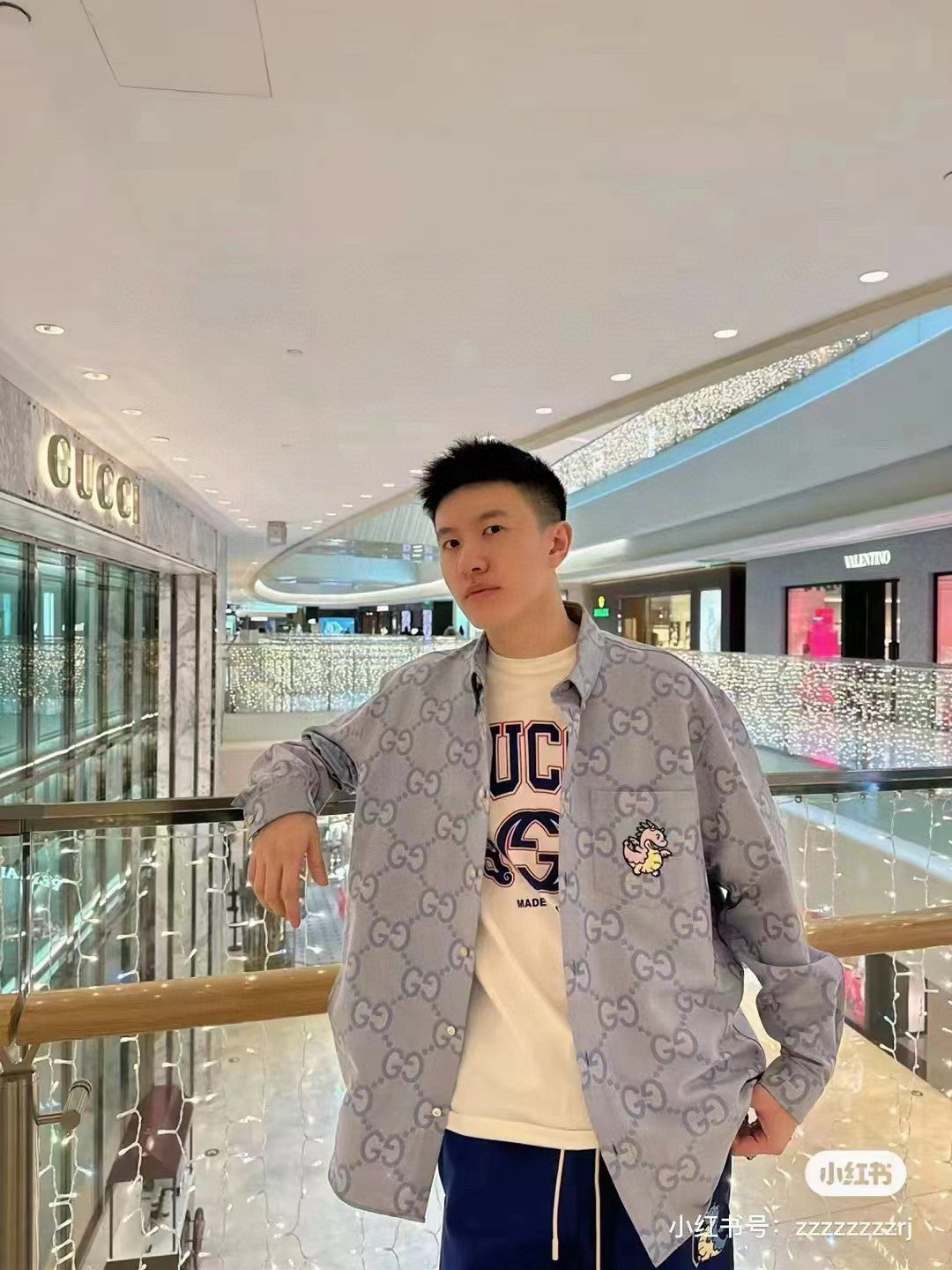 Camiseta blanca de Gucci con logo llamativo