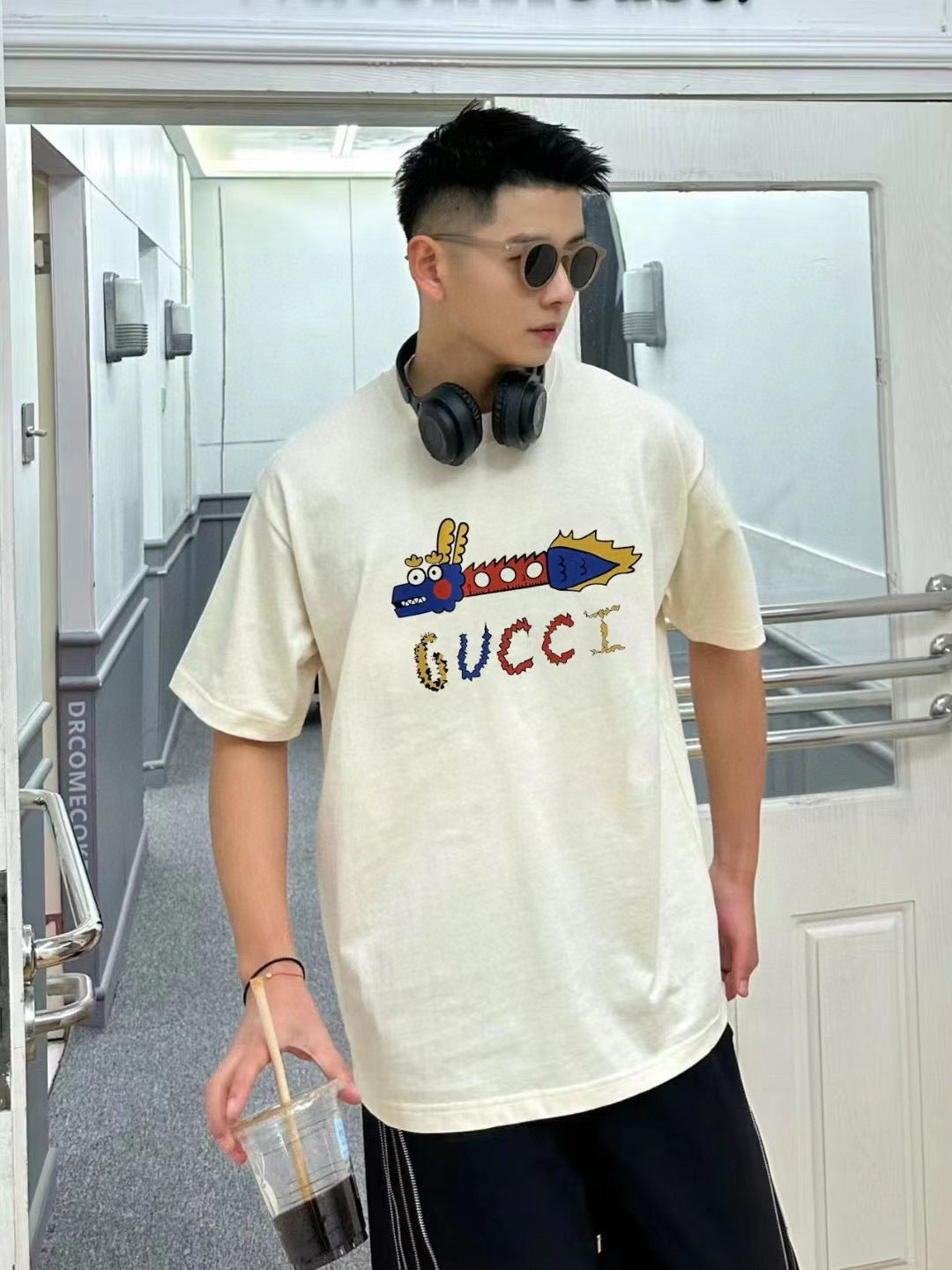 Camiseta blanca Gucci con estampado de dragón