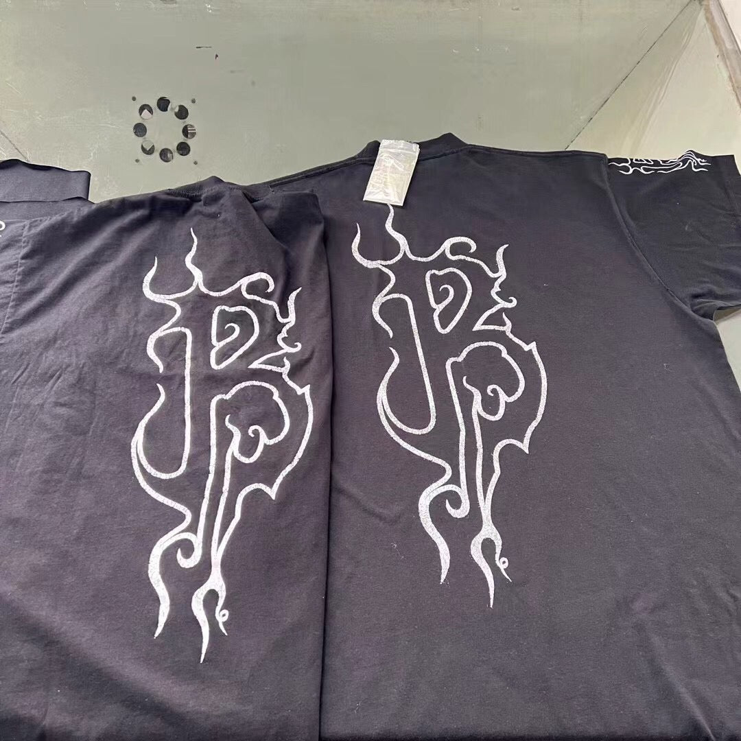 Camiseta Balenciaga con el logo de la llama gótica