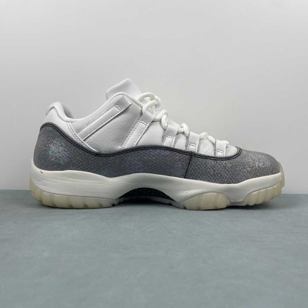 AIR Jordan 11 Retro - Lny - Red Unisex Streetwear Limited Edition - The AIR JORDAN 11 RETRO x LNY - REPLICA celebrates the Lunar New Year with
