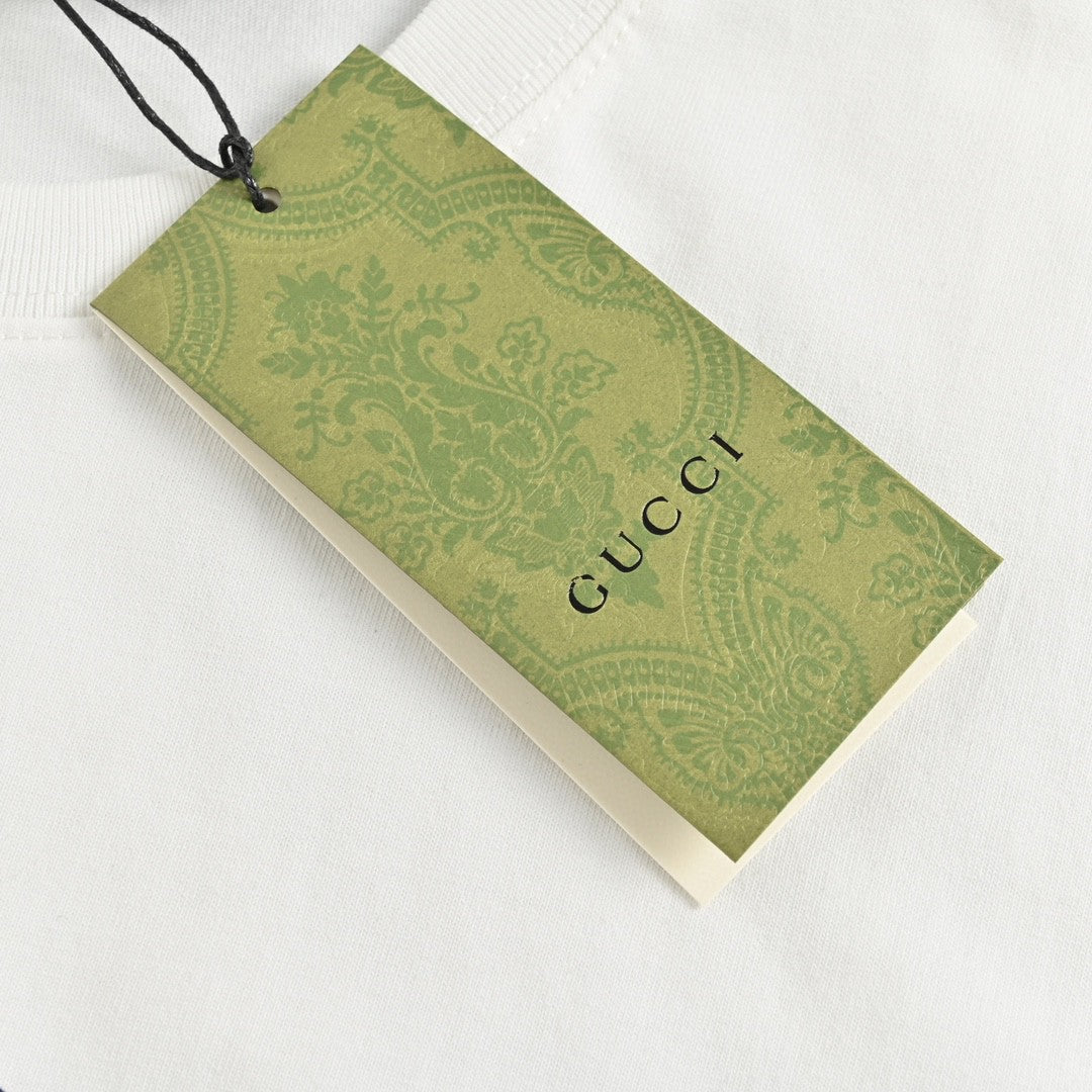 Camiseta blanca de Gucci con logotipo superpuesto