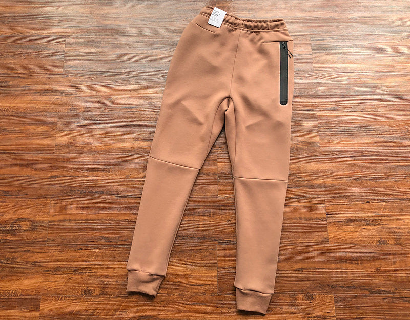 PANTALONES NIKE TECH FLEECE x MARRÓN ARQUEO