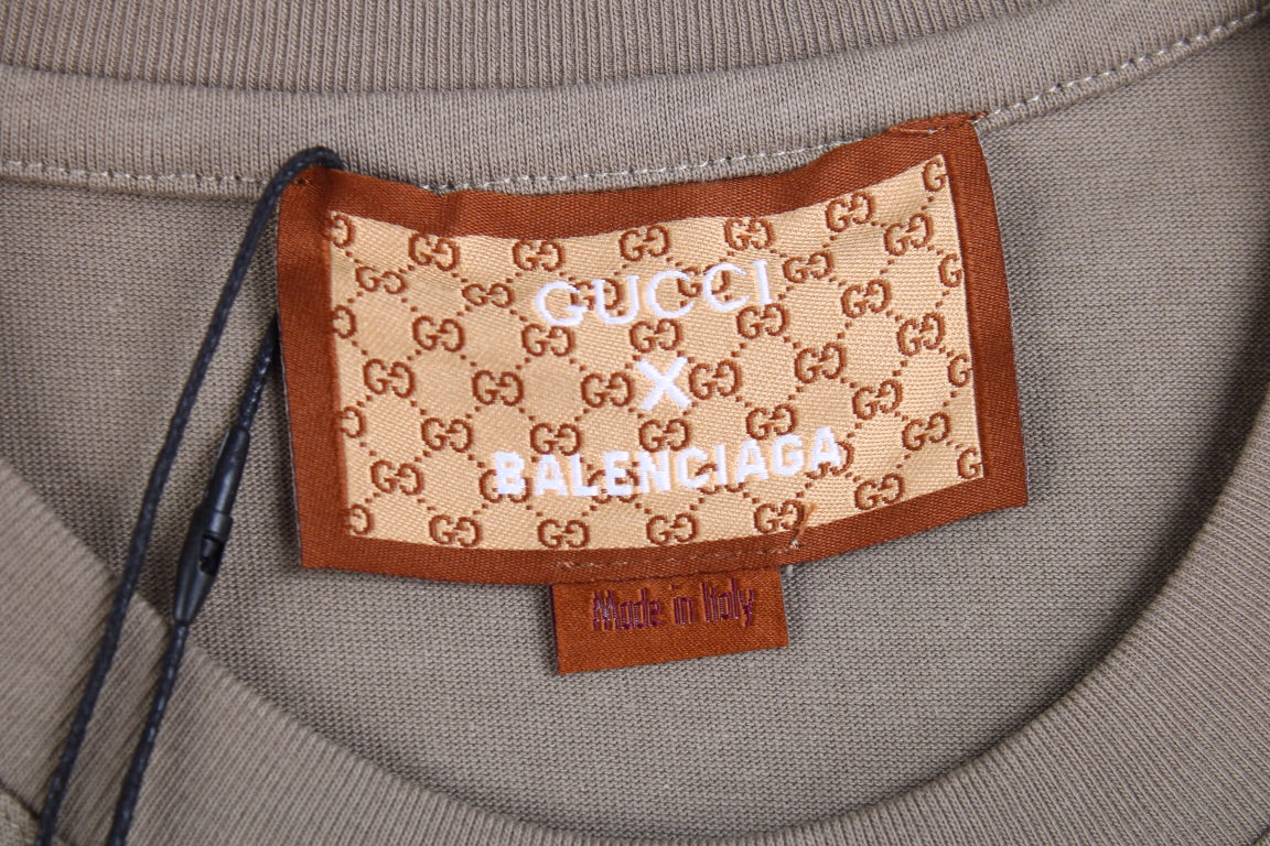 Camiseta GUCCI x BALENCIAGA con logo floral color caqui