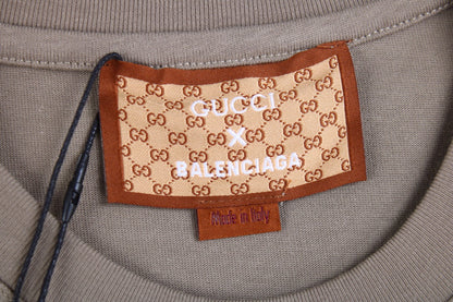 Camiseta GUCCI x BALENCIAGA con logo floral color caqui