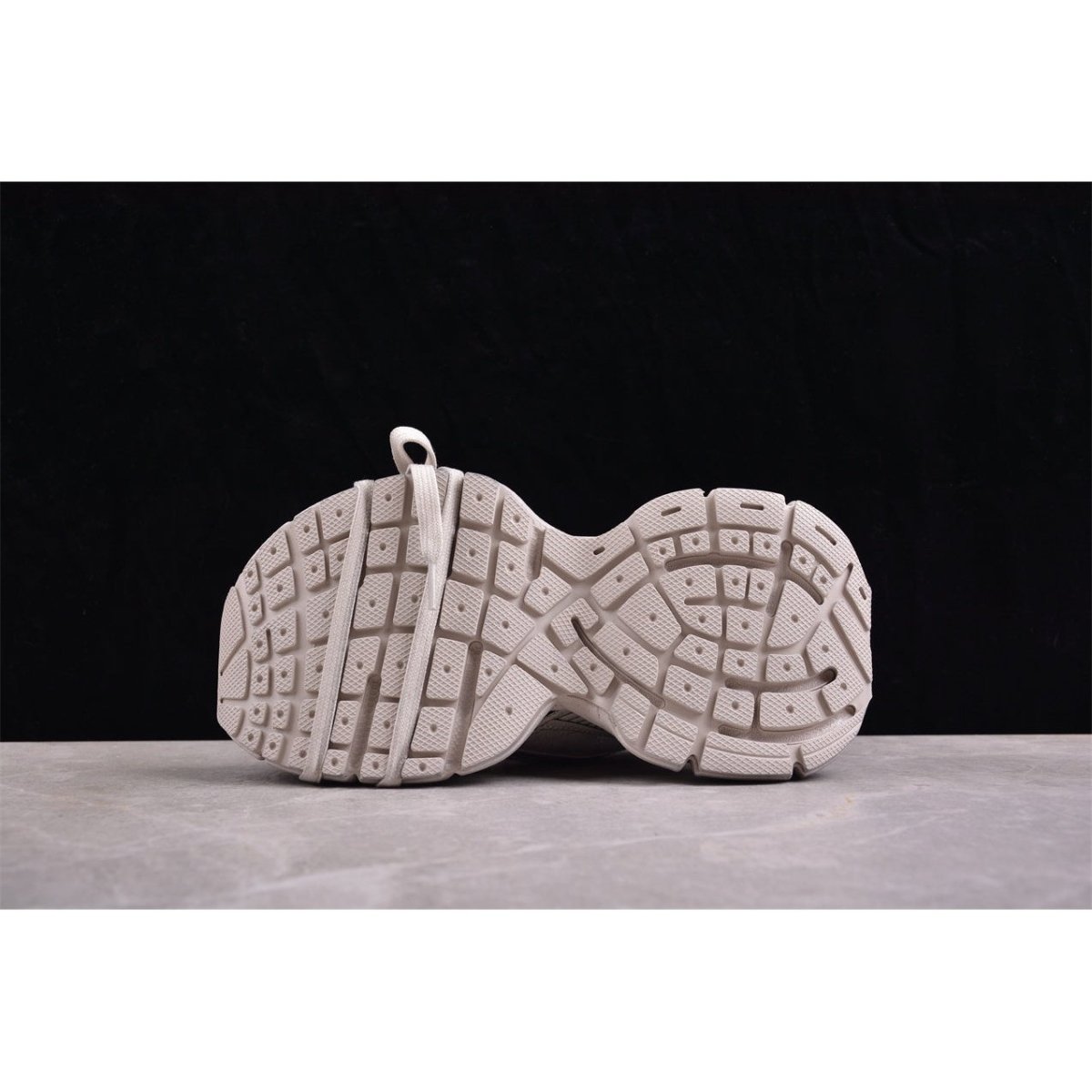 BALENCIAGA 3 - L - Sneakers - Beige Unisex Streetwear Limited Edition - Introducing the BALENCIAGA 3XL x Beige, a seamless blend of luxury and everyday comfort. These