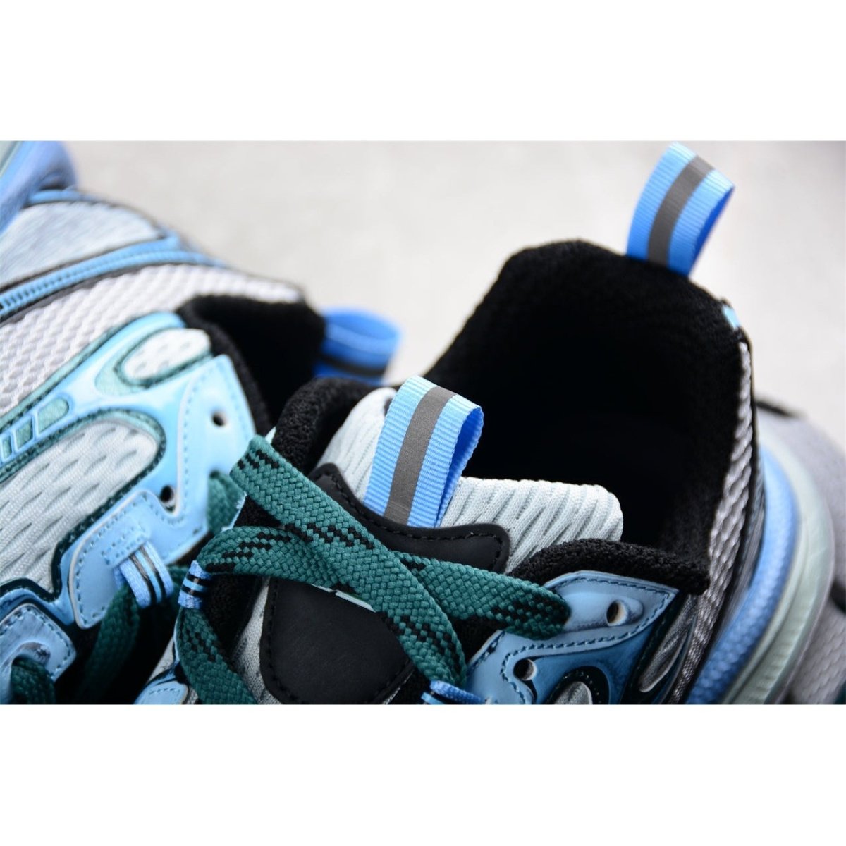BALENCIAGA 3 - L - Malachite Sneakers - Green Unisex Streetwear Limited Edition - The Balenciaga 3XL x Malachite Green sneakers are a stunning manifestation of luxury and bold