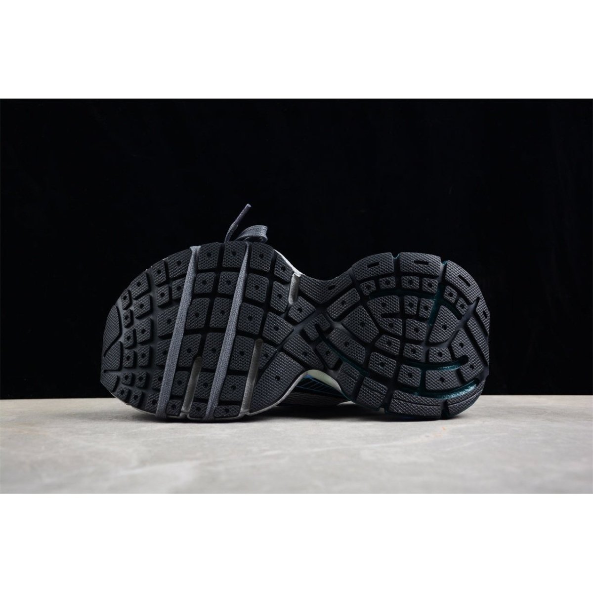 BALENCIAGA 3 - L - Malachite Sneakers - Green Unisex Streetwear Limited Edition - The Balenciaga 3XL x Malachite Green sneakers are a stunning manifestation of luxury and bold