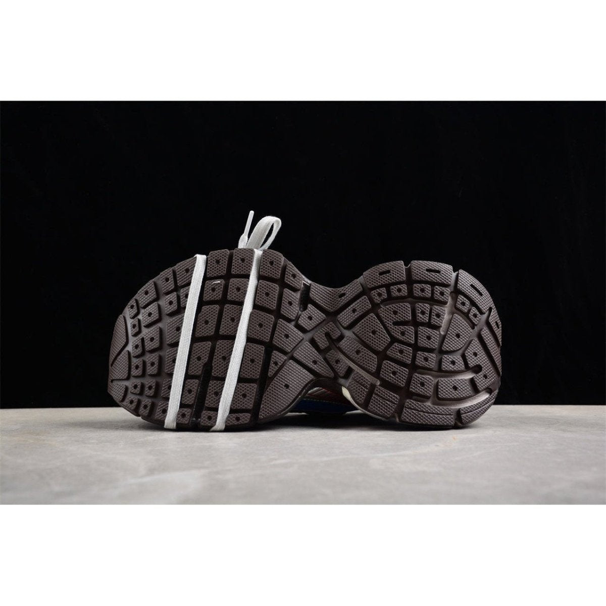 BALENCIAGA 3 - L - Royal Sneakers - Grey Unisex Streetwear Limited Edition - The BALENCIAGA 3XL x Royal Grey sneakers present a sophisticated fusion of sporty design and