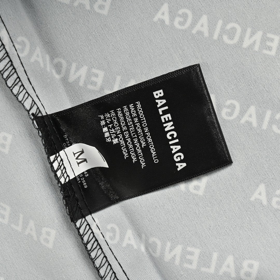 Camisa Balenciaga con estampado integral del logo (negra)