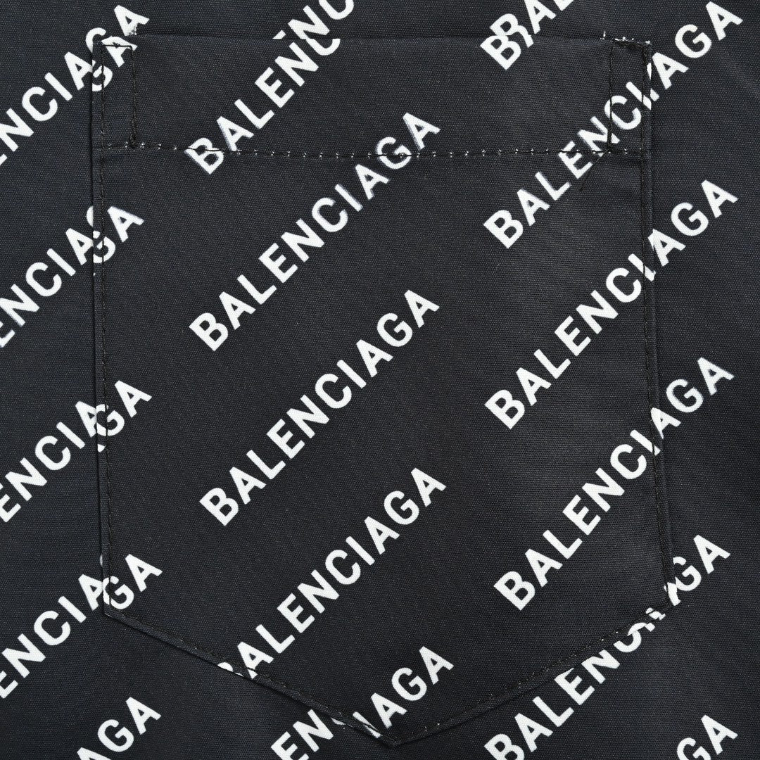 Camisa Balenciaga con estampado integral del logo (negra)