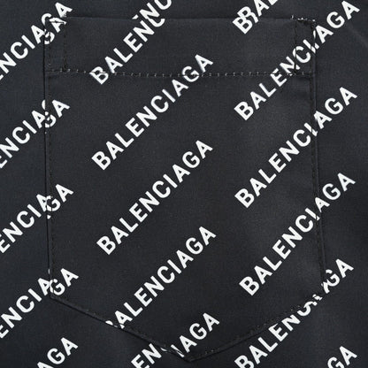Camisa Balenciaga con estampado integral del logo (negra)