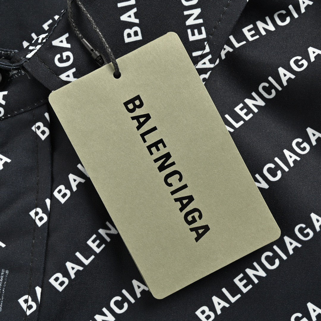 Camisa Balenciaga con estampado integral del logo (negra)