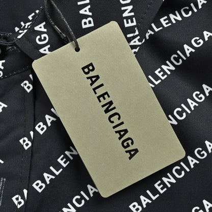 Camisa Balenciaga con estampado integral del logo (negra)