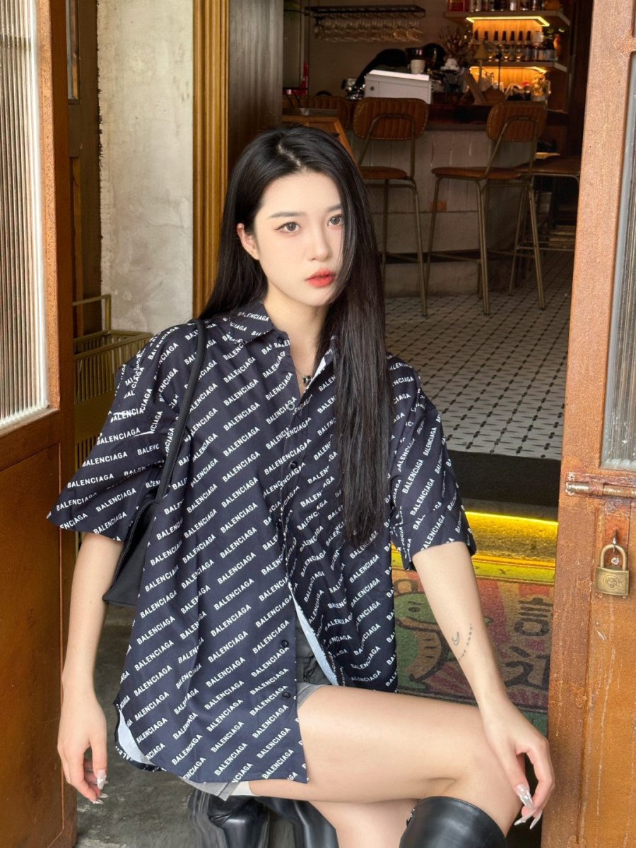 Camisa Balenciaga con estampado integral del logo (negra)