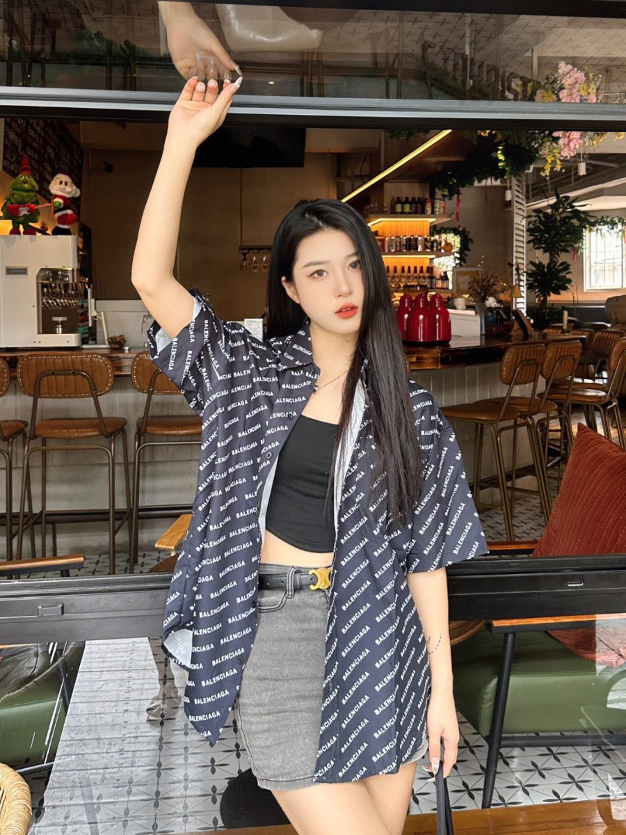 Camisa Balenciaga con estampado integral del logo (negra)