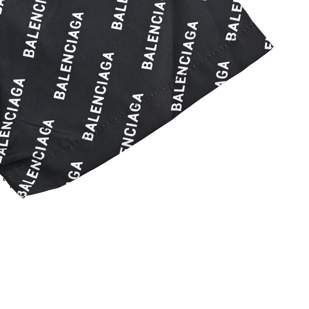 Camisa Balenciaga con estampado integral del logo (negra)