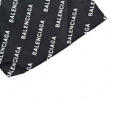 Camisa Balenciaga con estampado integral del logo (negra)