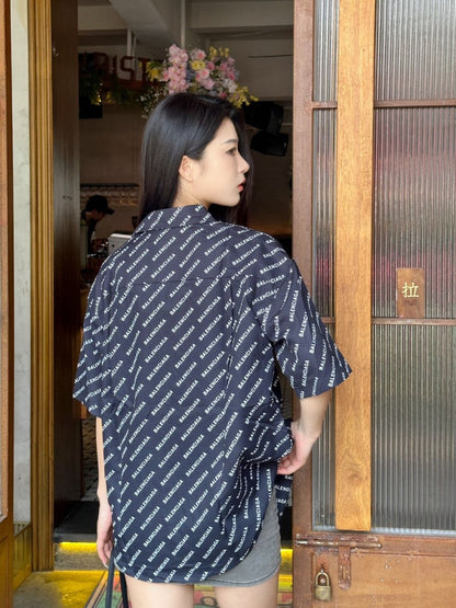 Camisa Balenciaga con estampado integral del logo (negra)