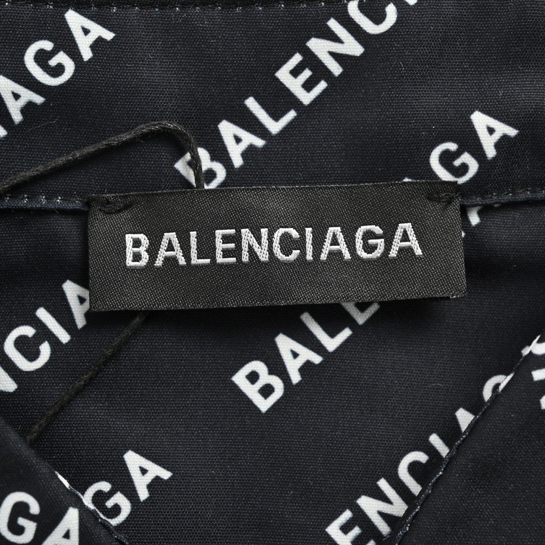 Camisa Balenciaga con estampado integral del logo (negra)