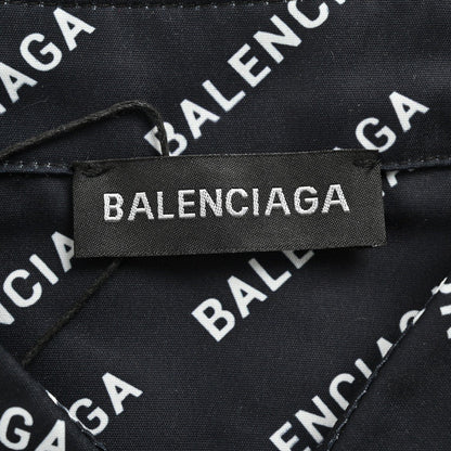 Camisa Balenciaga con estampado integral del logo (negra)