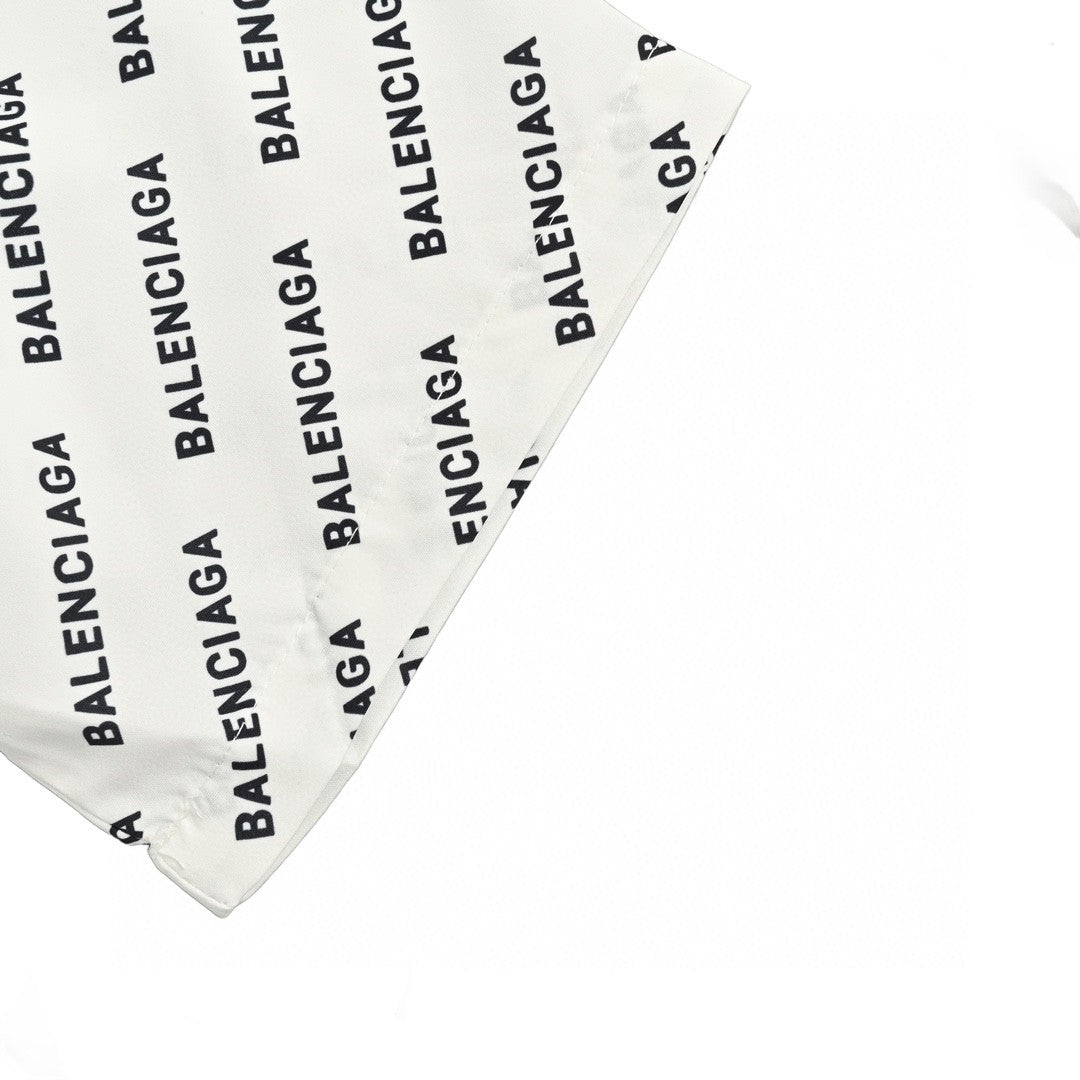 Camisa Balenciaga con estampado integral del logo (blanca)