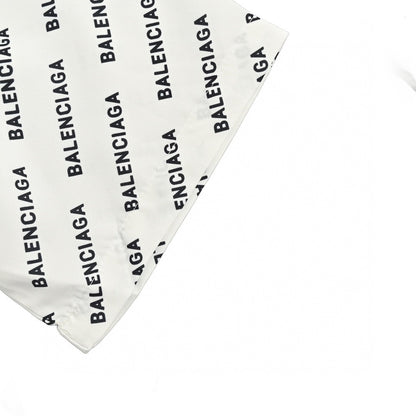Camisa Balenciaga con estampado integral del logo (blanca)