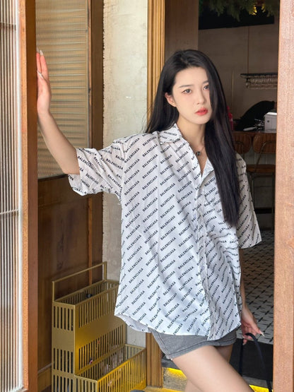 Camisa Balenciaga con estampado integral del logo (blanca)