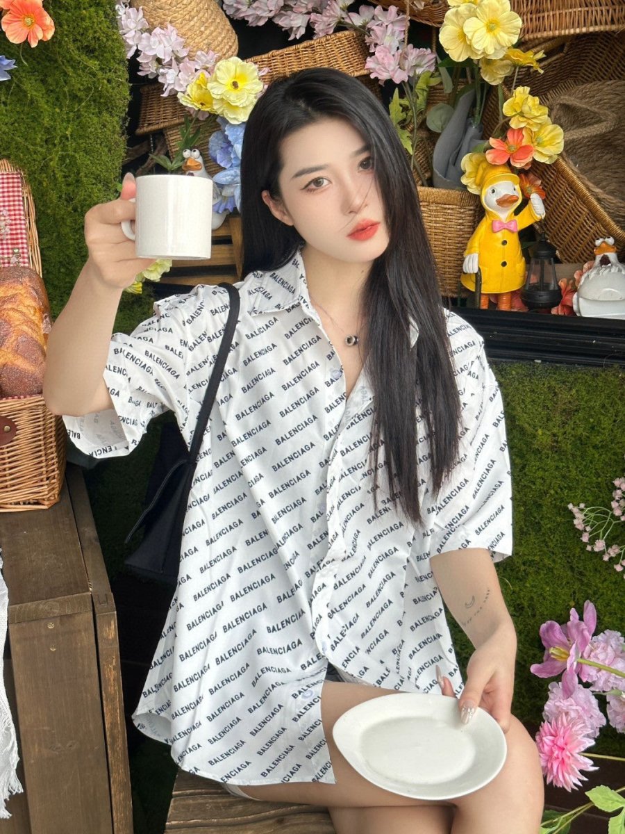 Camisa Balenciaga con estampado integral del logo (blanca)