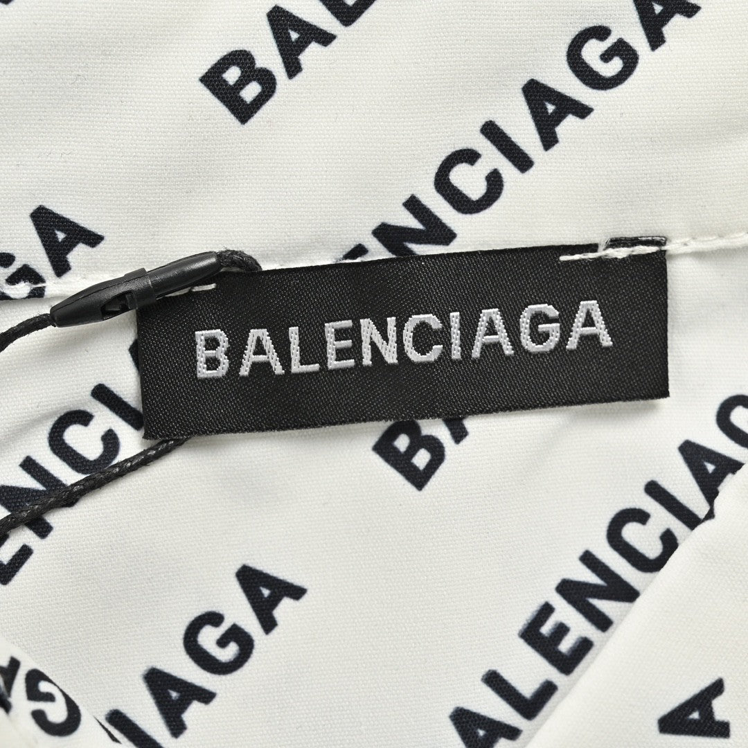 Camisa Balenciaga con estampado integral del logo (blanca)