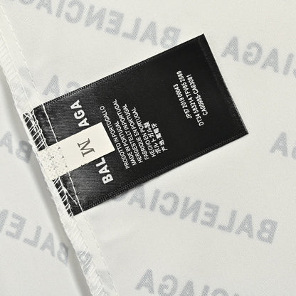 Camisa Balenciaga con estampado integral del logo (blanca)