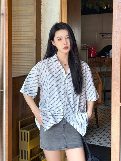 Camisa Balenciaga con estampado integral del logo (blanca)