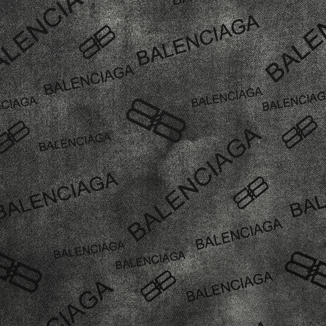 Camiseta Balenciaga con estampado integral del logo (negra)