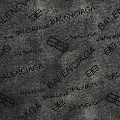 Camiseta Balenciaga con estampado integral del logo (negra)