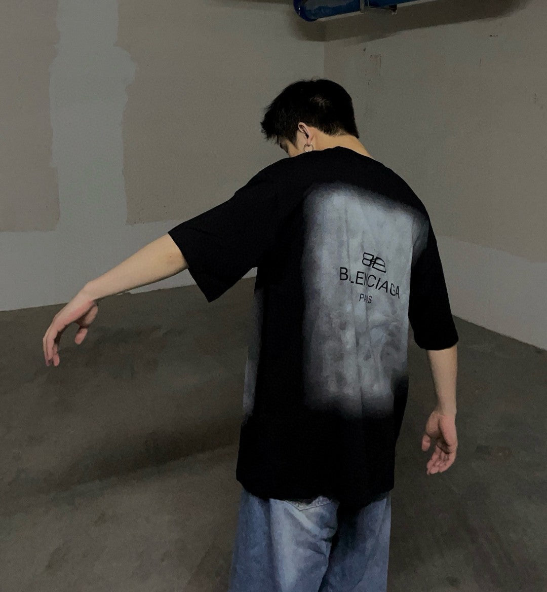 Camiseta Balenciaga con estampado integral del logo (negra)