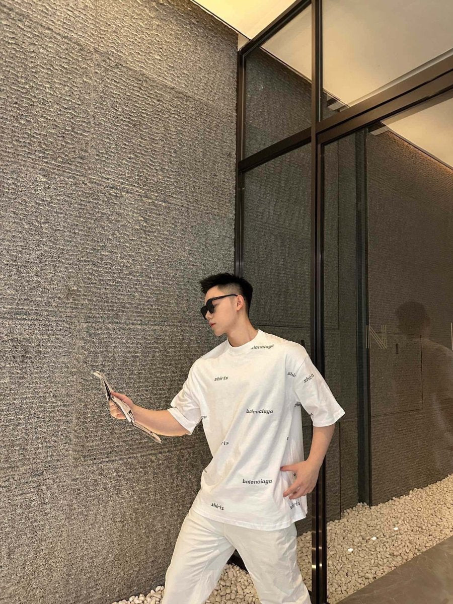 Camiseta Balenciaga con estampado integral del logo - Blanca