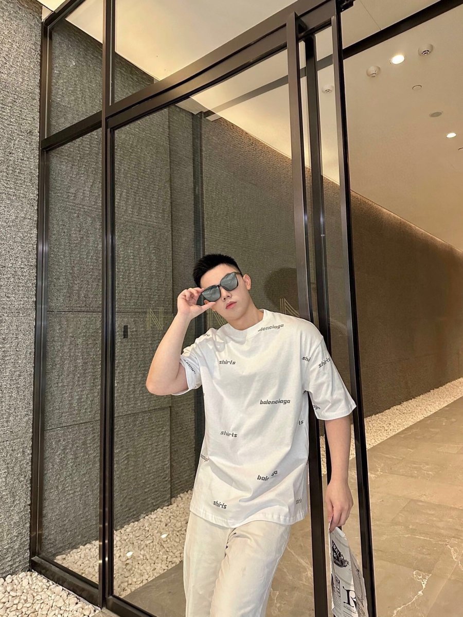 Camiseta Balenciaga con estampado integral del logo - Blanca