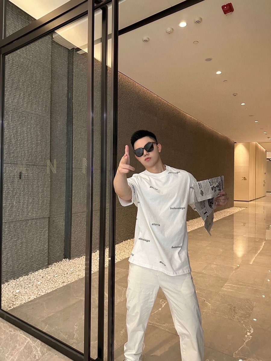 Camiseta Balenciaga con estampado integral del logo - Blanca