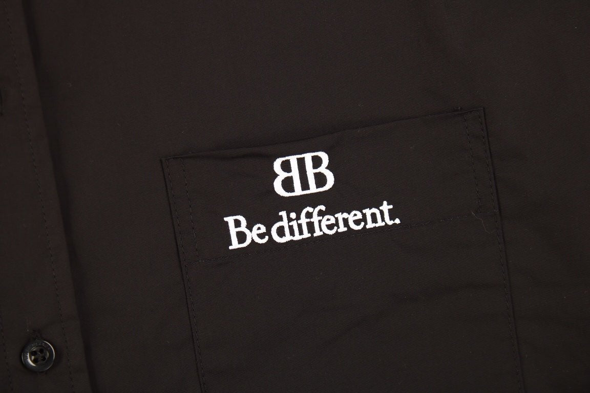 Camiseta de la campaña 'Be Different' de Balenciaga
