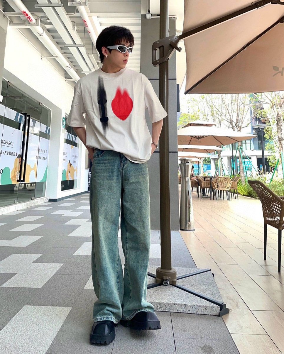 Camiseta Balenciaga beige con estampado abstracto