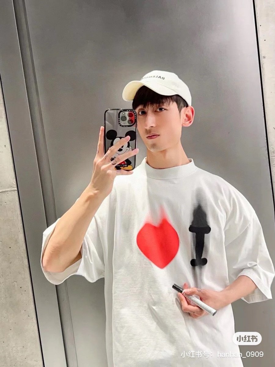 Camiseta Balenciaga beige con estampado abstracto